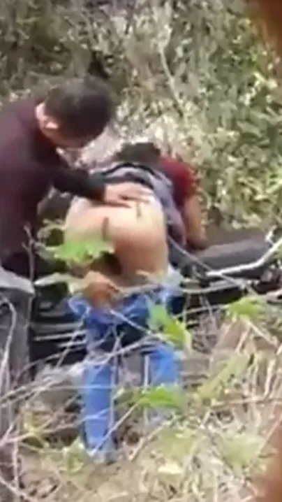 Teens couple gets caught having creampie sex on outdoor. Desi mms clips
