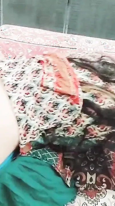 Real Pakistani maid pleases her Desi house-owner with XXX coupling
