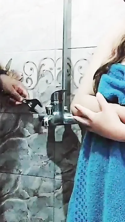 Sex-hungry Desi auntie seduces a plumber and takes his XXX shaft