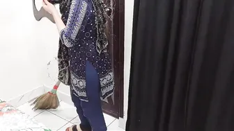 Hot XXX vid from hidden cam of Desi maid using grass broom for pussy