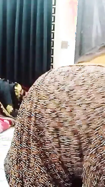 Pakistani babe in hijab poses for XXX clip made on Desi man's demand