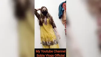 Awesome Paki seductress strips to show her Desi XXX body online