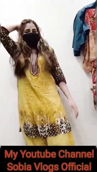 Awesome Paki seductress strips to show her Desi XXX body online