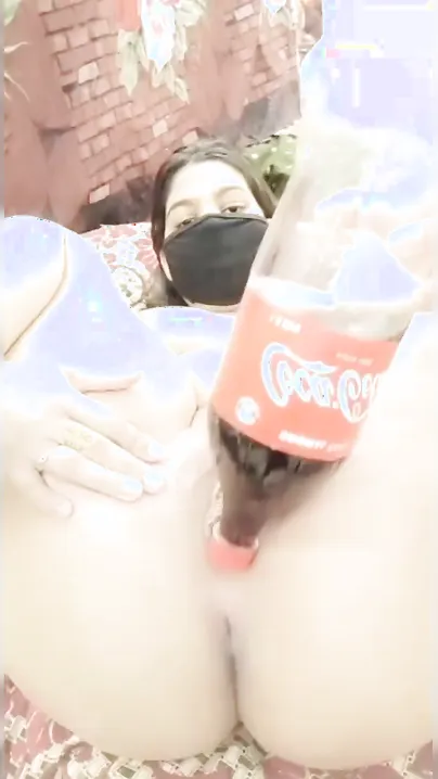 Nude Desi webcam whore fucks her both XXX holes with a big bottle