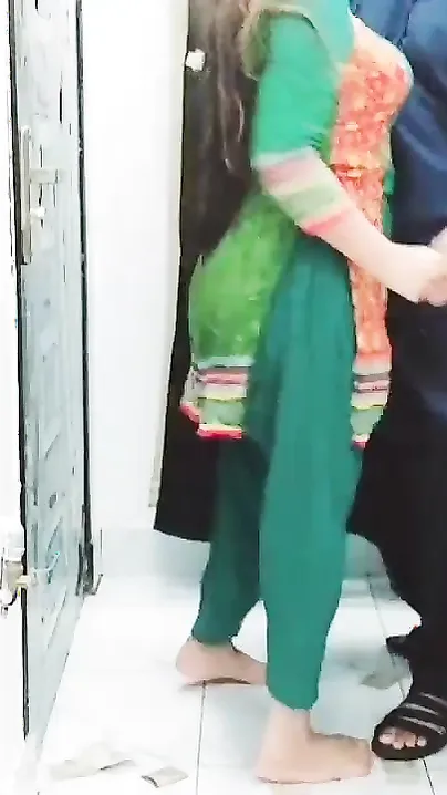 Pakistani hottie gets paid for private XXX dance for Desi client
