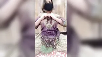 Lecherous Desi babe sticks a toothbrush into her XXX booty for cam