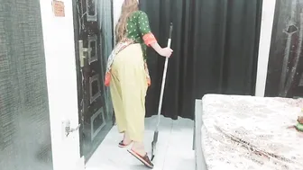 Maid's Desi daughter agrees to take old man's XXX dick for money