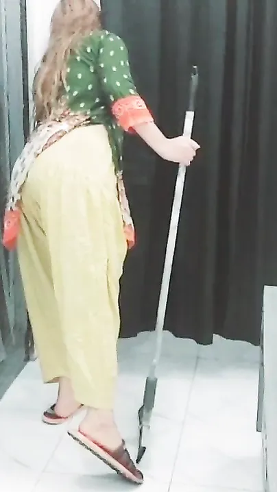 Maid's Desi daughter agrees to take old man's XXX dick for money