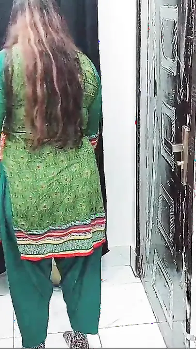 Horny Desi man fulfills his XXX fantasy of getting blowjob from maid
