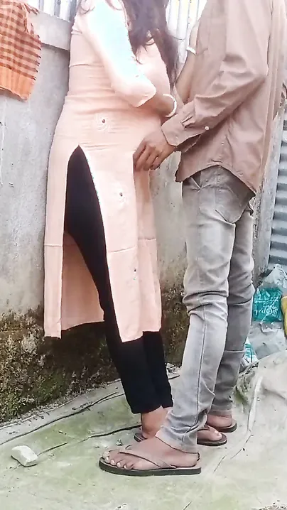 Horny village girl hides to have sex with Desi XXX lover in the yard