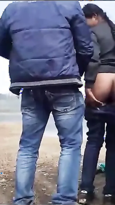 Village lovers fuck outdoor on the river bank, MMS sex leaked online