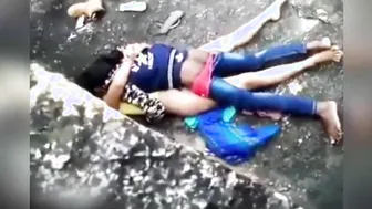 Outdoor fucking a neighbor's indian wife while her husband is at work, Desi MMs