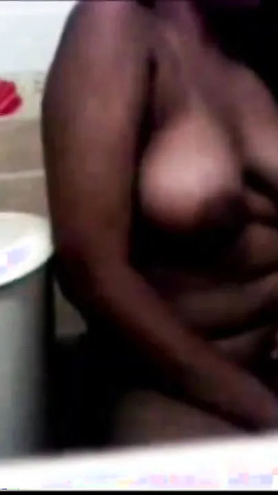 Caught my chubby aunty for quick masturbate in toilet, scandal desi mms