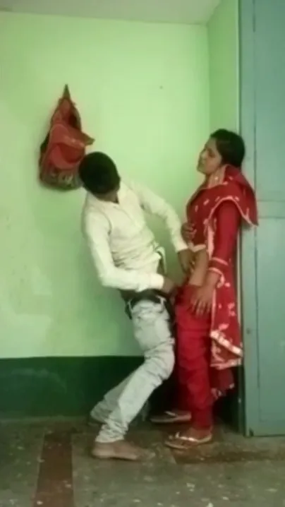 Indian gal caught drilled by lover in standing pose in Desi mms video
