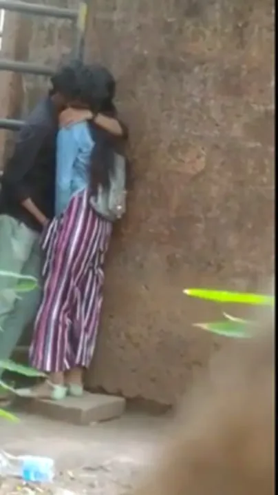 Outdoor Desi mms clip of Indian lovers caught making out by the wall