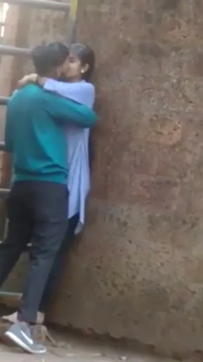 Gal caught sneakily making out with lover in outdoor Desi mms action