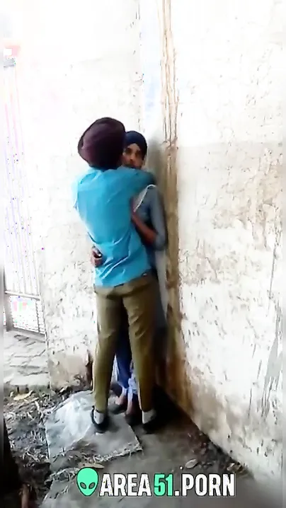 Indian cutie caught kissed by lover outdoor in hot Desi mms video