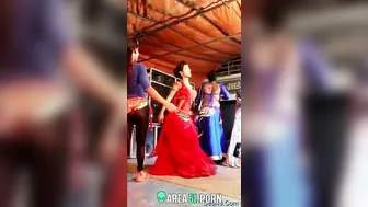 Indian dancer caught flashing tits outdoor for lovers in Desi mms video