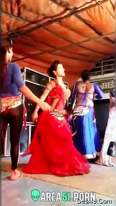 Indian dancer caught flashing tits outdoor for lovers in Desi mms video