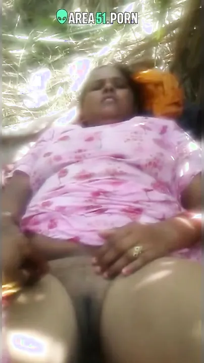 Indian aunty with bald pussy caught outdoor by lover in Desi mms clip