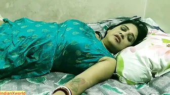 Fucking Hot Milf Pushing Deep Inside Her Wet Pussy