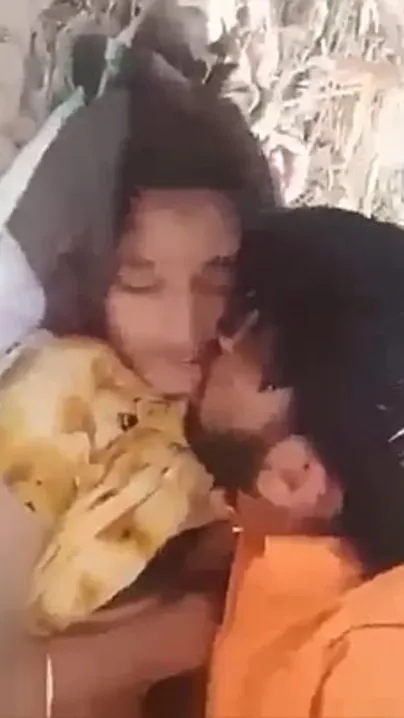 Local guy caught on Desi mms video of village lovers caught fucking outdoor
