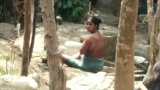 Indian busty aunty taking bath outdoor full nude, caught hidden ...