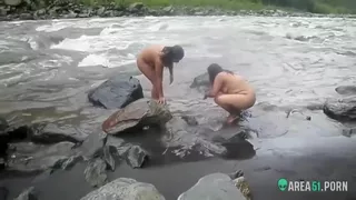 Hidden cam voyeur sex clip two sexy desi aunty taking a bath ...