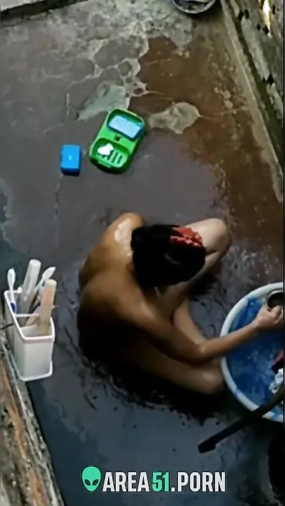 Desi sexy aunty nude bathing outdoor secretly recorded by neighbour