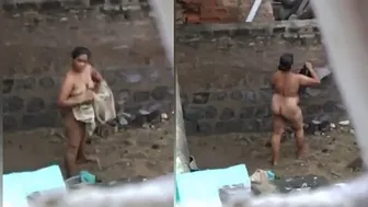 Desi aunty nude captured on hidden cam while bath on outdoor, for your pleasure