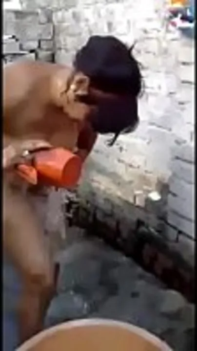 Video of village aunty taking bath in outdoor taken by her horny BF for your pleasure!
