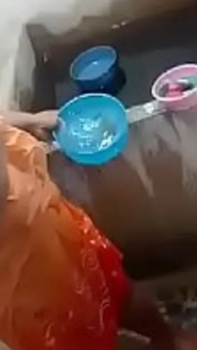 Desi aunty bathing full nude outdoor on mms cam for her lover