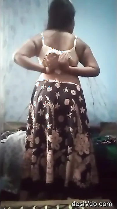 Big ass desi aunty showing naked body and fingering,  leaked new MMs