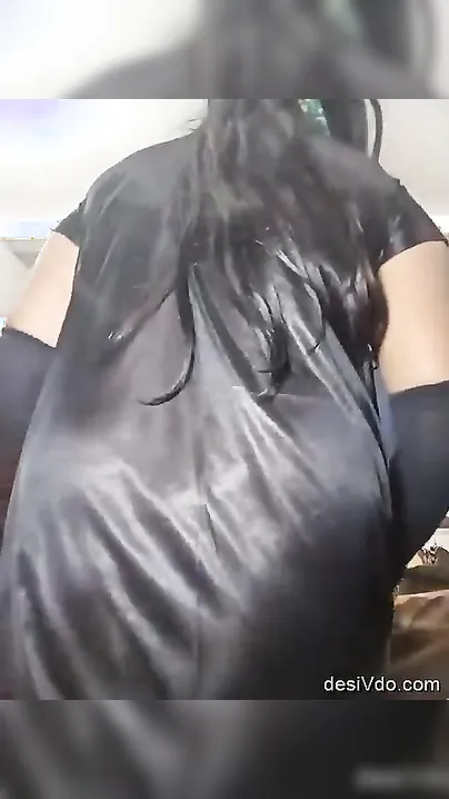 Desi raunchy wife showing herself to her lover on WhatsApp, caught red-handed