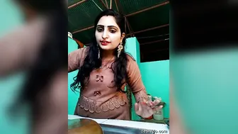 Desi Bhabi Showing Her Naked Body To Boyfriend On Video