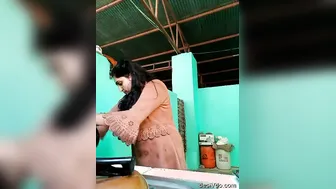 Desi Bhabi Showing Her Naked Body To Boyfriend On Video