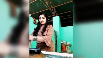 Desi Bhabi Showing Her Naked Body To Boyfriend On Video