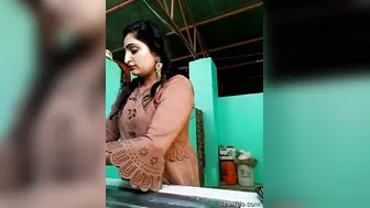 Desi Bhabi Showing Her Naked Body To Boyfriend On Video