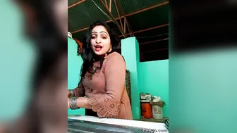 Desi Bhabi Showing Her Naked Body To Boyfriend On Video