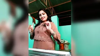 Desi Bhabi Showing Her Naked Body To Boyfriend On Video