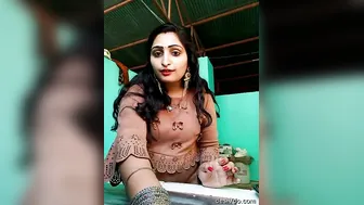 Desi Bhabi Showing Her Naked Body To Boyfriend On Video