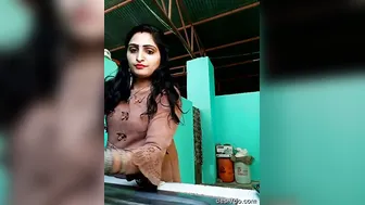 Desi Bhabi Showing Her Naked Body To Boyfriend On Video