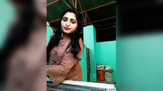 Desi Bhabi Showing Her Naked Body To Boyfriend On Video