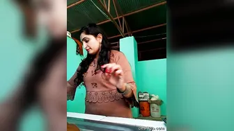 Desi Bhabi Showing Her Naked Body To Boyfriend On Video