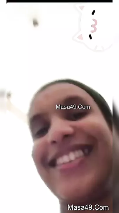 Enticing Lankan Vixen Bathing and Teasing with Her Nude Sexy Curves Exposed