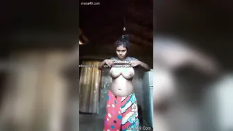 Exposing Boobs and Cunt, Sexy Lankan Girl's Tempting Nude Tease