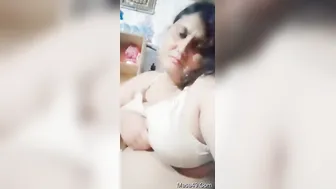 Voluptuous Paki Bhabhi Teasingly Revealing Her Plump and Juicy Boob