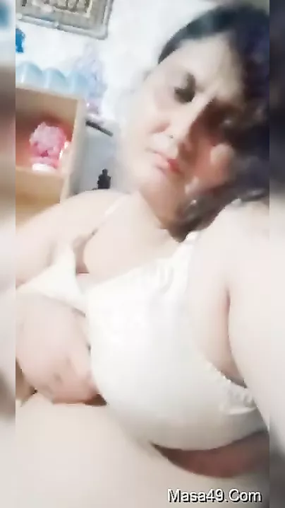 Voluptuous Paki Bhabhi Teasingly Revealing Her Plump and Juicy Boob