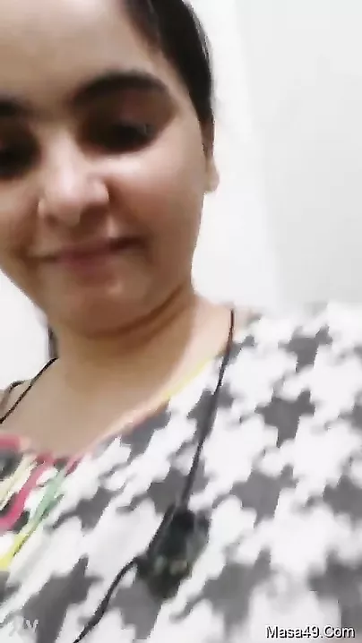 Gorgeous Paki Babe Confidently Flaunting Her Massive Boobs in Tempting Display
