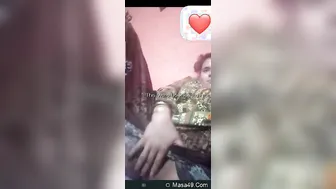 Lustful Paki Housewife Boldly Exposing Her Juicy Pussy for Ultimate Arousal